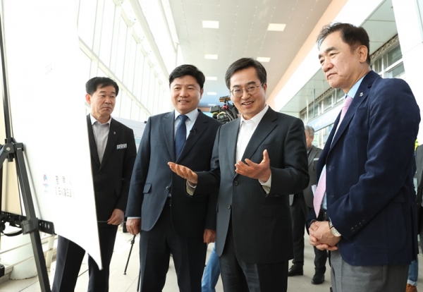 김동연 경기도지사가 GTX A·C노선 연장 관련 지제역을 방문했다.