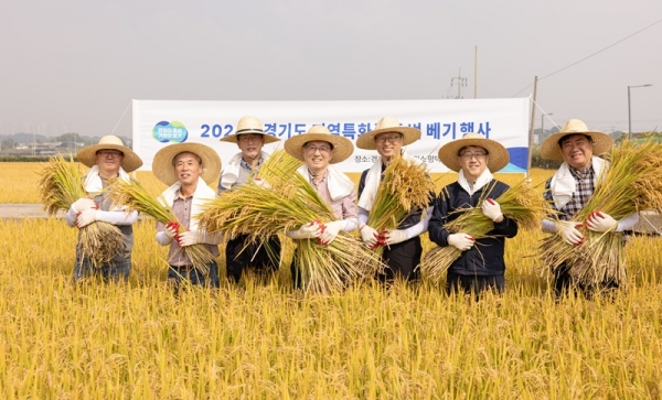 8일 오전 평택시 고덕면 소재 경기도 종자관리소 평택분소에서 ‘지역특화품종 벼 베기’ 시연이 진행됐다.